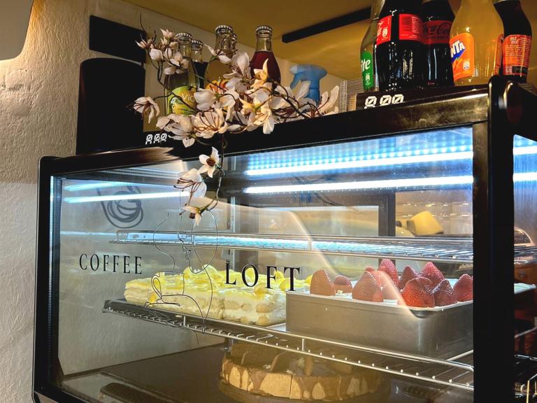 Vitrine mit Kuchen
